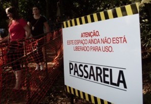 População quebra cadeado do portão 2 do Parque do Ingá e invade passarela ainda interditada